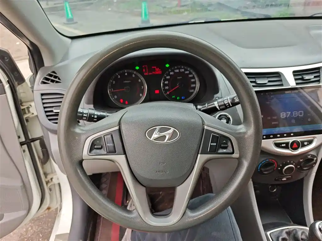 Hyundai Verna 2016 — фото 11