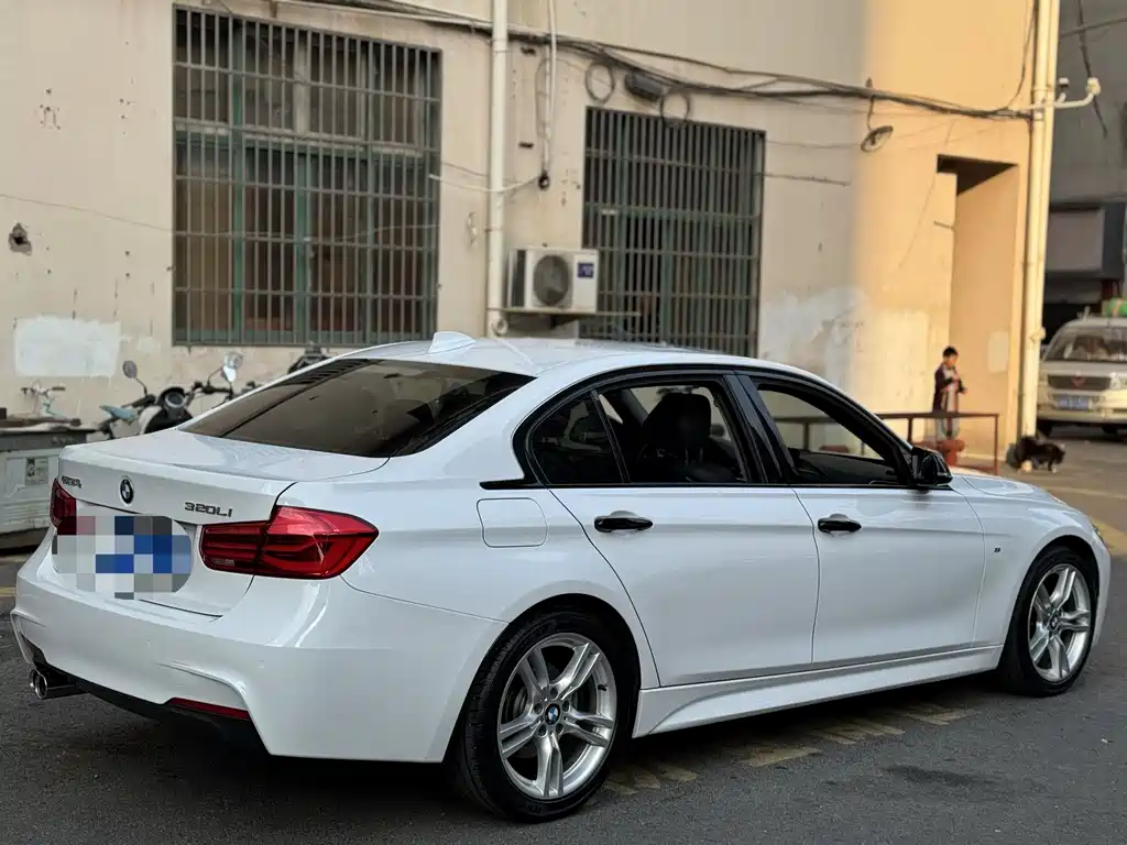 BMW 3 Series 2018 — фото 12