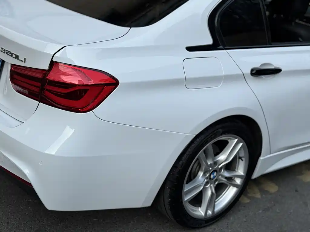 BMW 3 Series 2018 — фото 10
