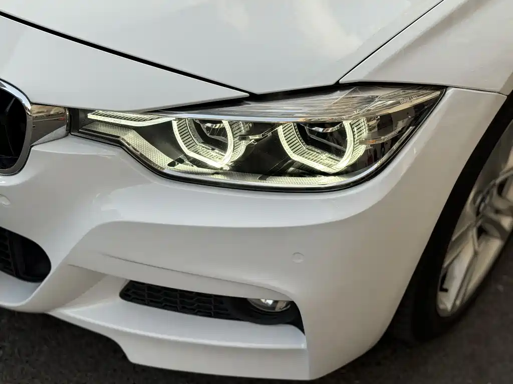 BMW 3 Series 2018 — фото 11