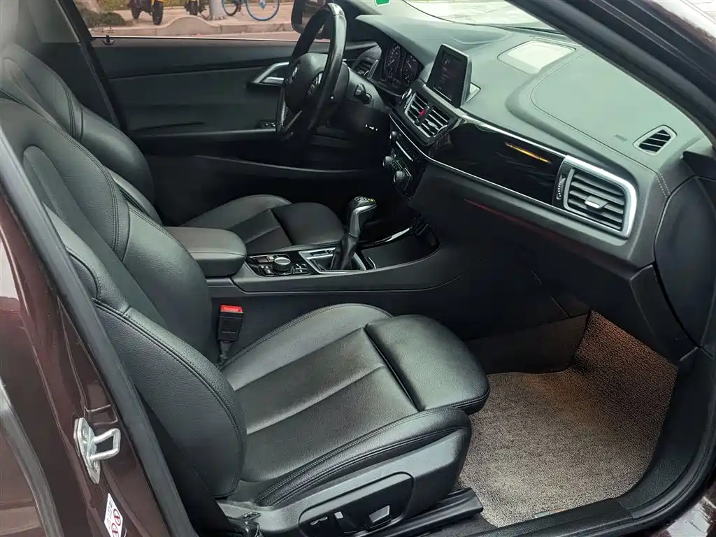 BMW 1 Series 2018 — фото 18