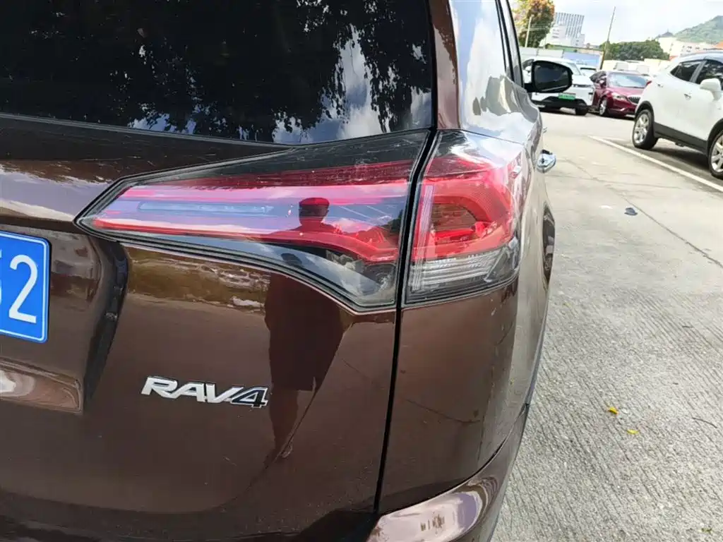 Toyota RAV4 2017 — фото 8