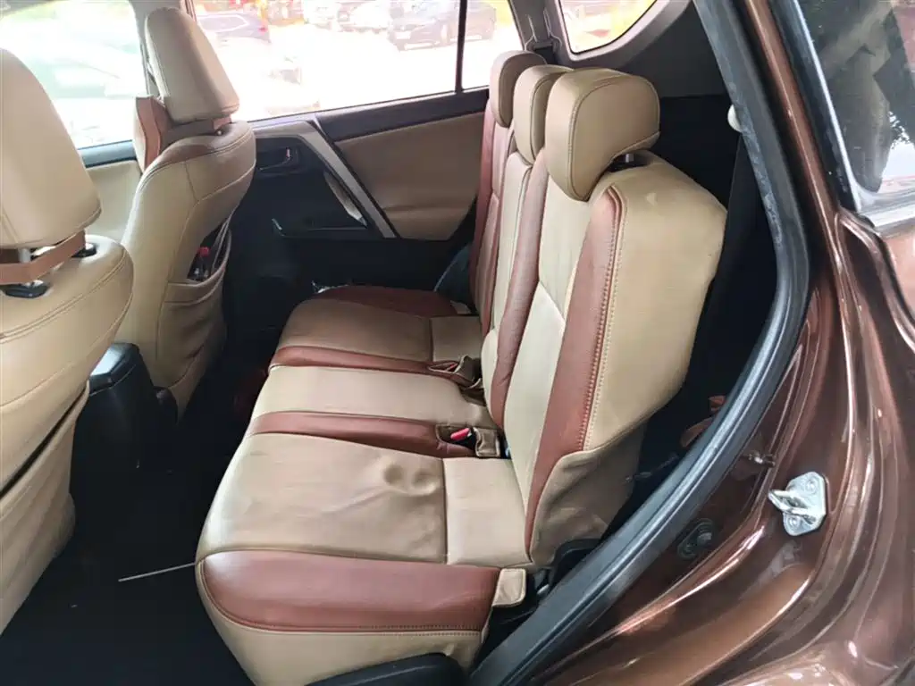 Toyota RAV4 2017 — фото 17