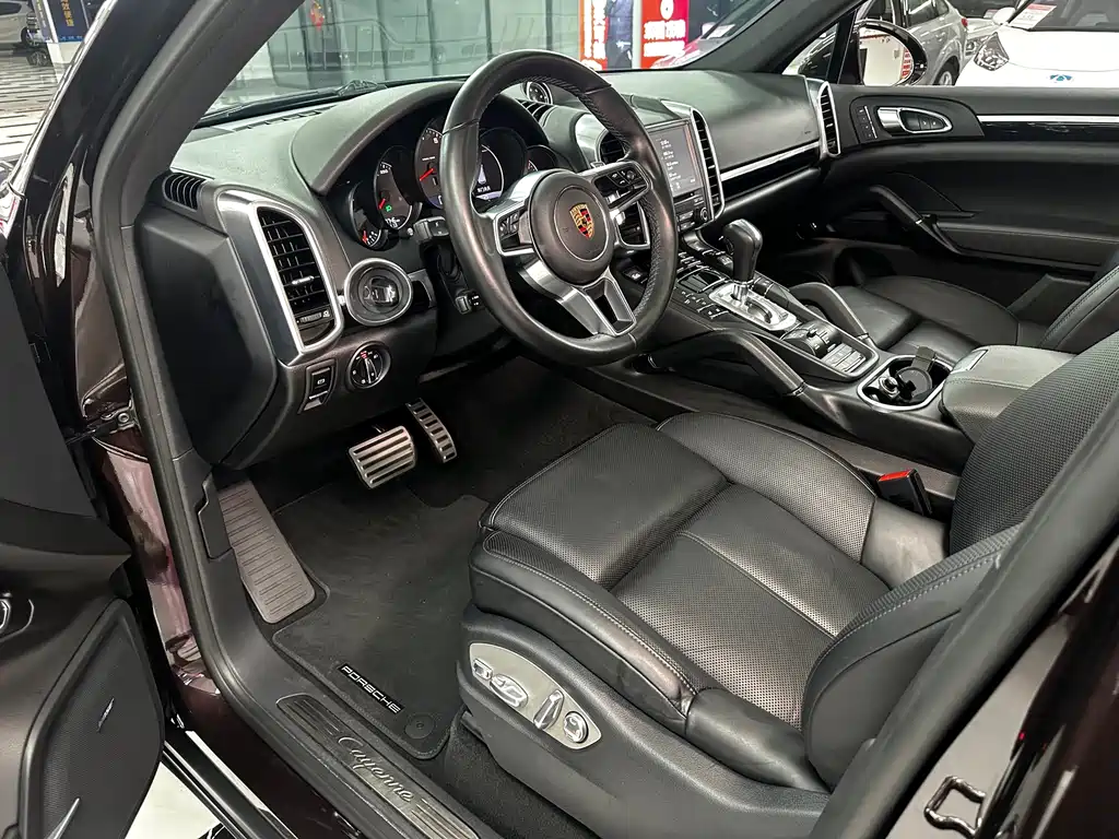 Porsche Cayenne 2017 — фото 28