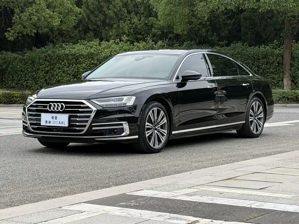 Audi A8 2022 — фото 1