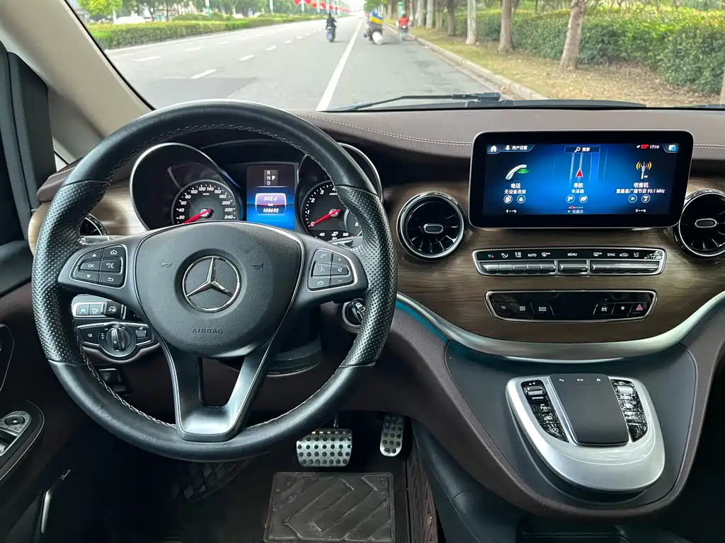 Mercedes-Benz V-Class 2023 — фото 8