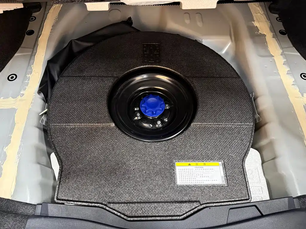 Toyota Yaris L 2022 — фото 11