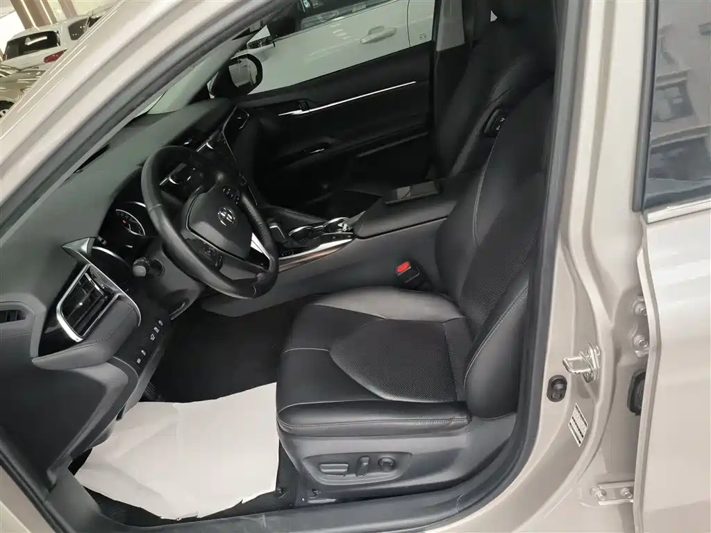 Toyota Camry 2019 — фото 11