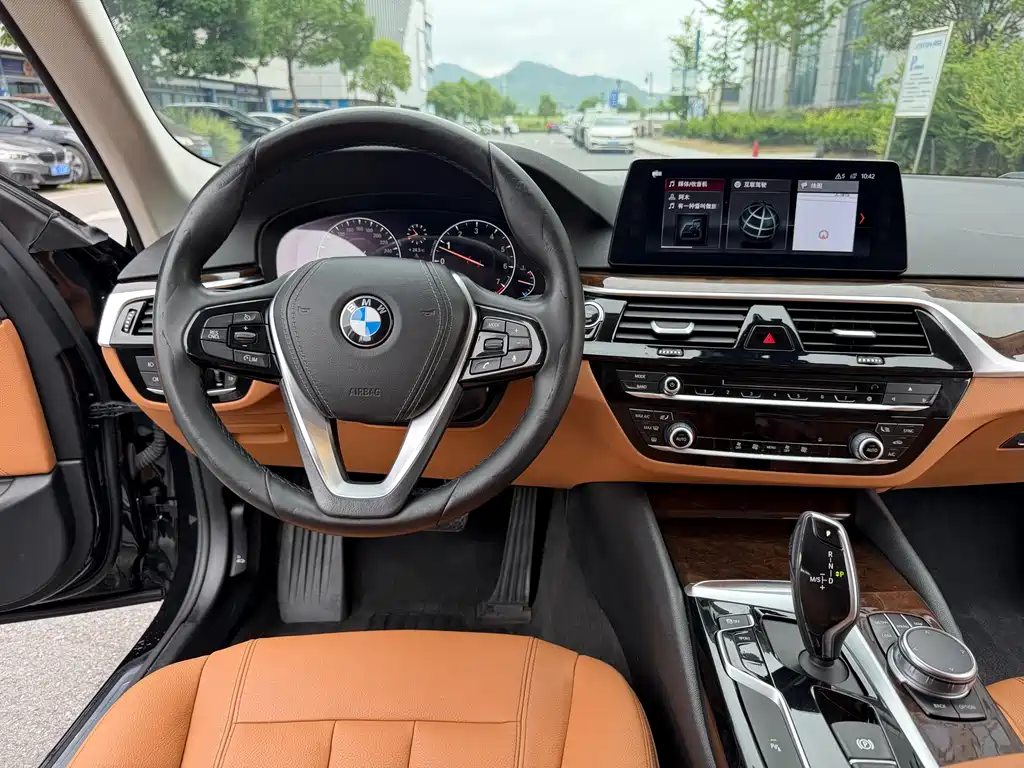 BMW 5 Series 2017 — фото 16