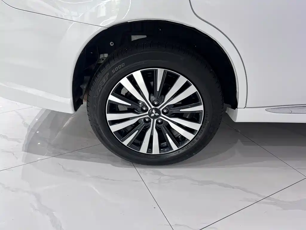 Mitsubishi Outlander 2023 — фото 17