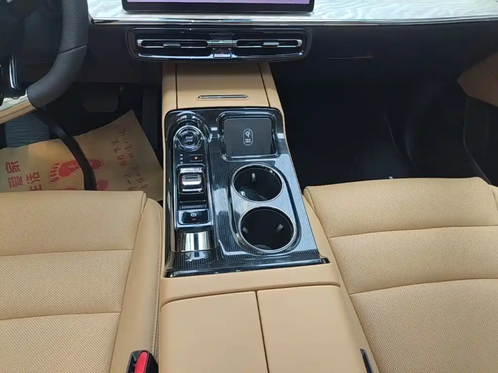 GAC Motor E8 PHEV 2025 — фото 14