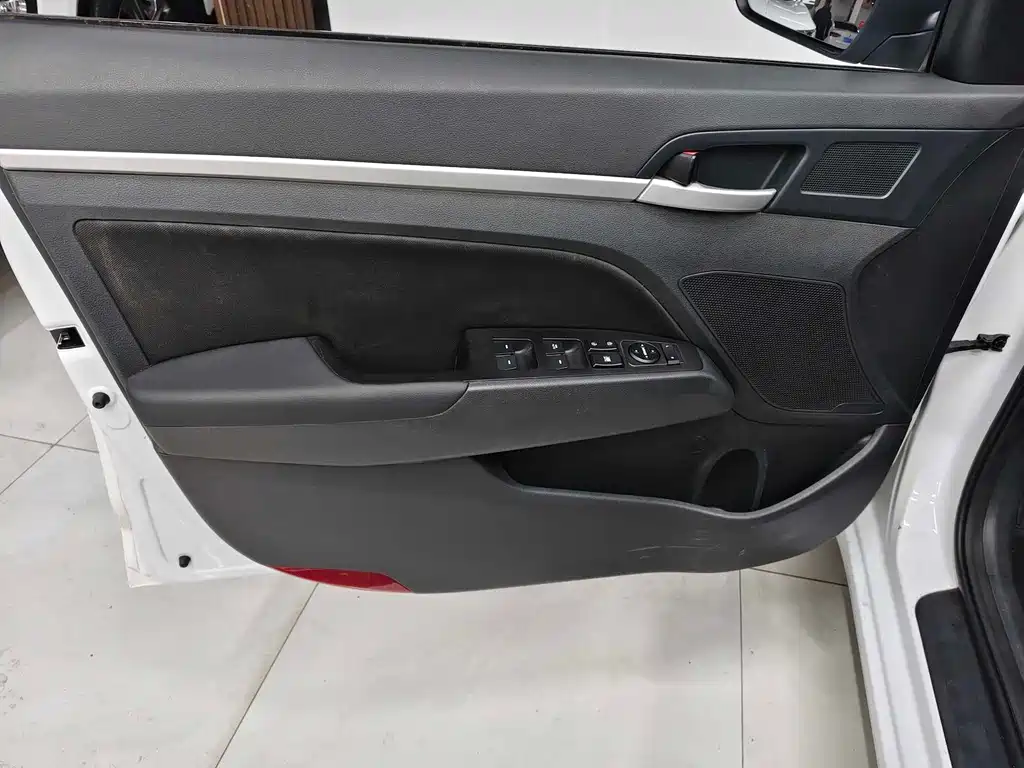 Hyundai Elantra 2016 — фото 15