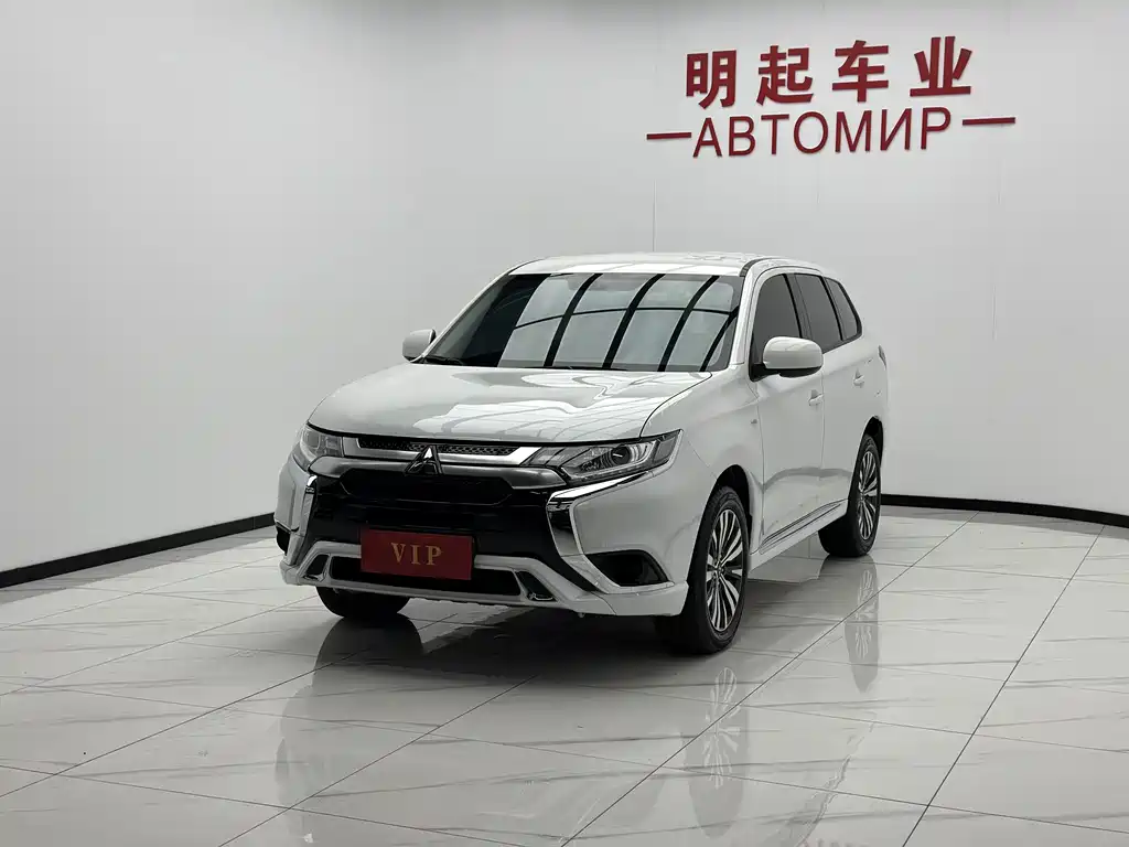 Mitsubishi Outlander 2023 — фото 4