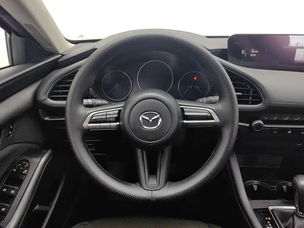 Mazda 3 Axela 2022 — фото 11