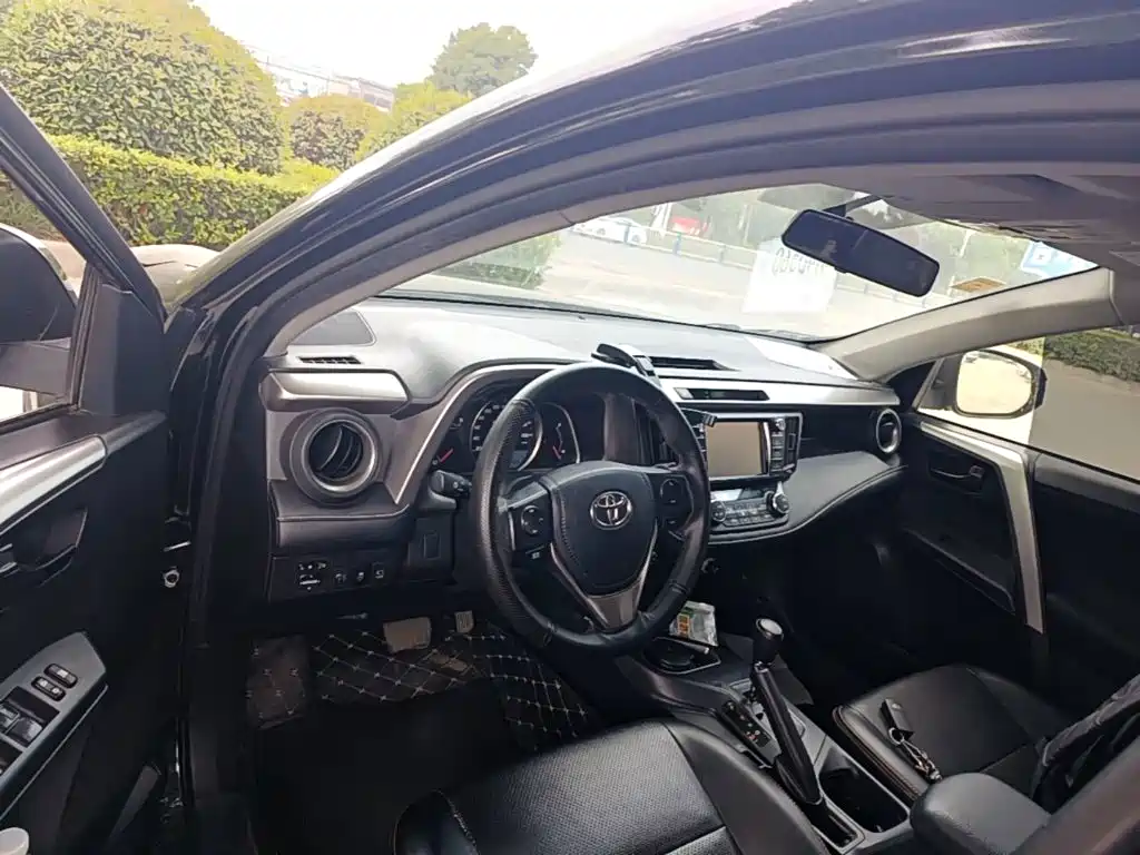 Toyota RAV4 2018 — фото 10