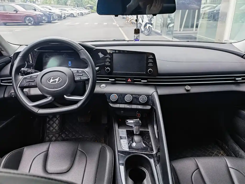 Hyundai Elantra 2024