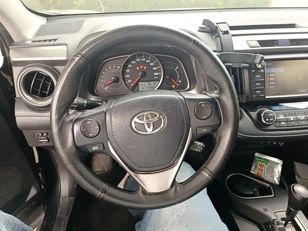 Toyota RAV4 2018 — фото 11