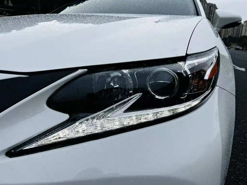 Lexus ES 2018 — фото 19