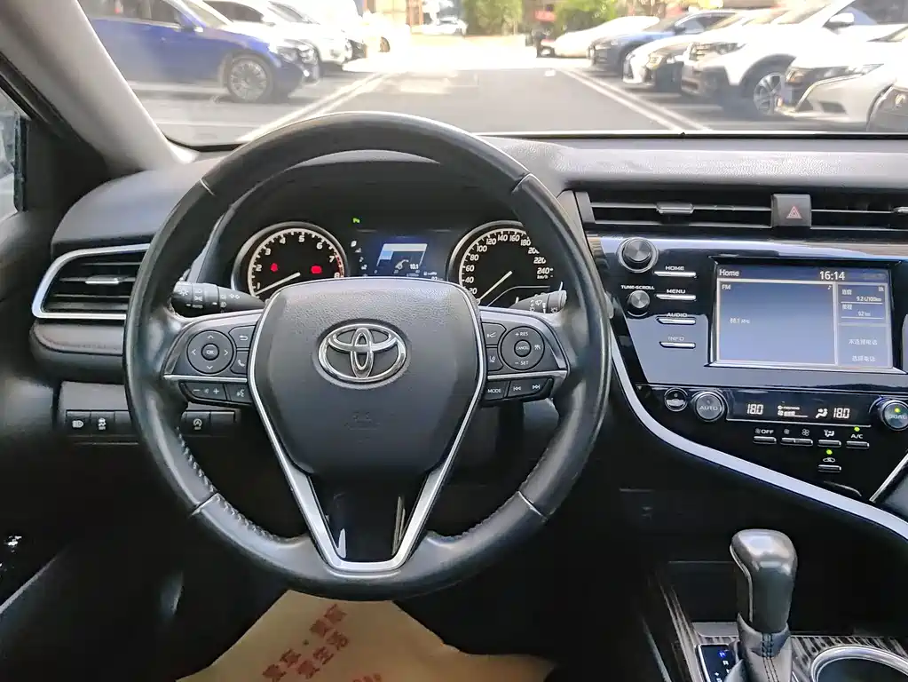 Toyota Camry 2018 — фото 10