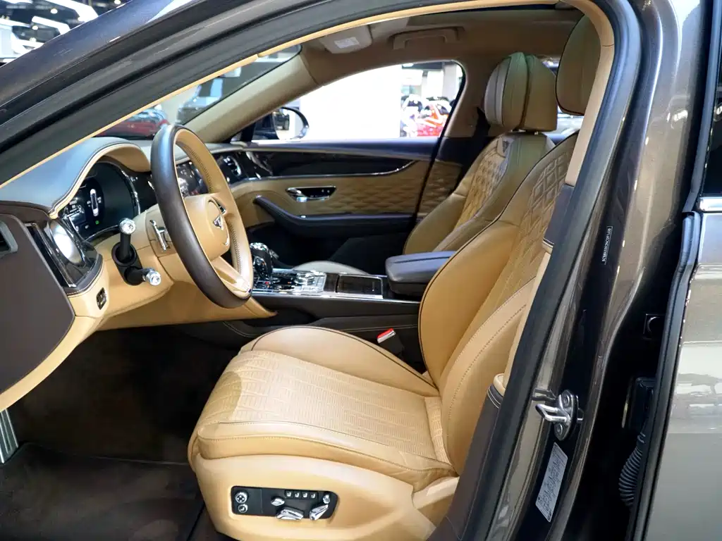 Bentley Flying Spur 2023 — фото 15