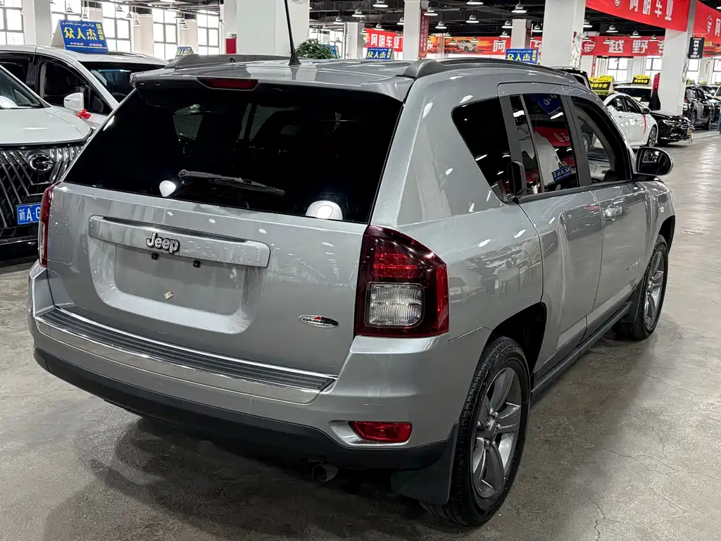 Jeep Compass 2014 — фото 8