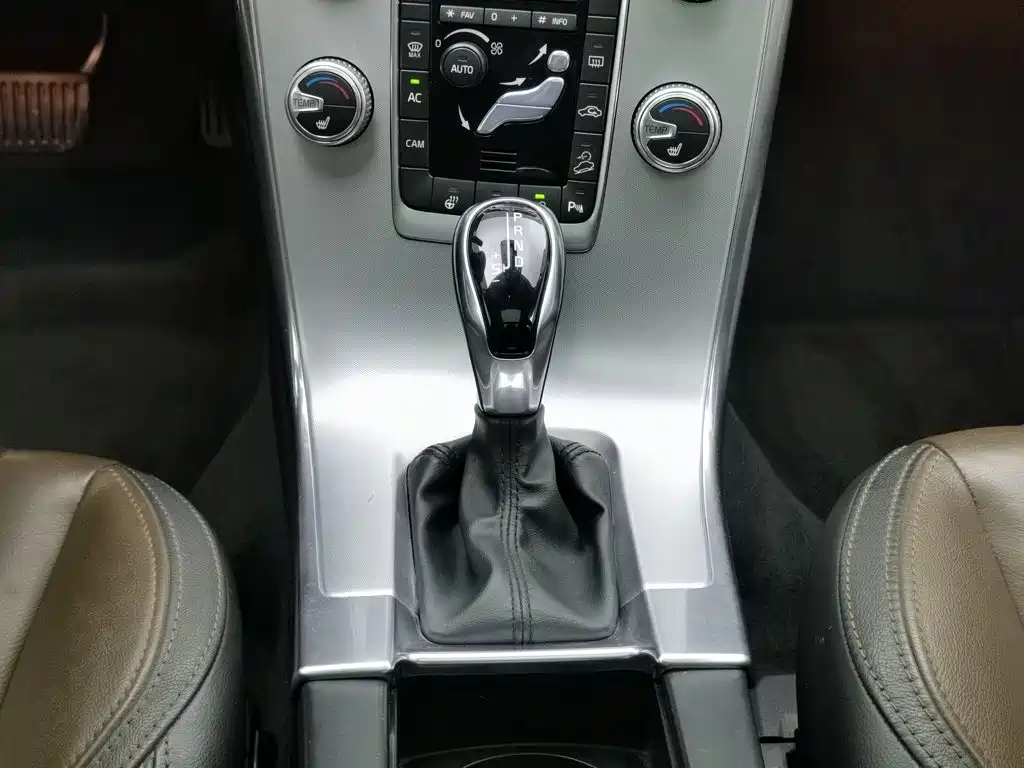 Volvo XC60 2017 — фото 13
