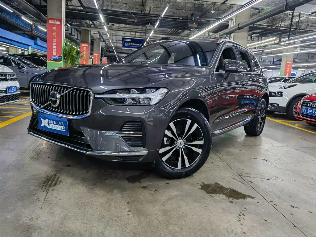 Volvo XC60 2022 — фото 1