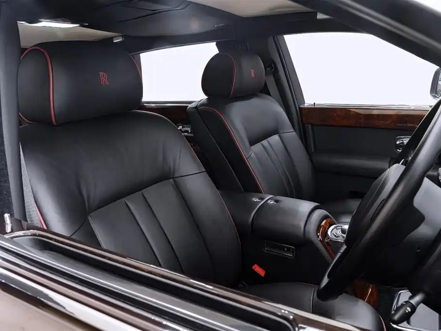 Rolls-Royce Phantom 2018 — фото 11