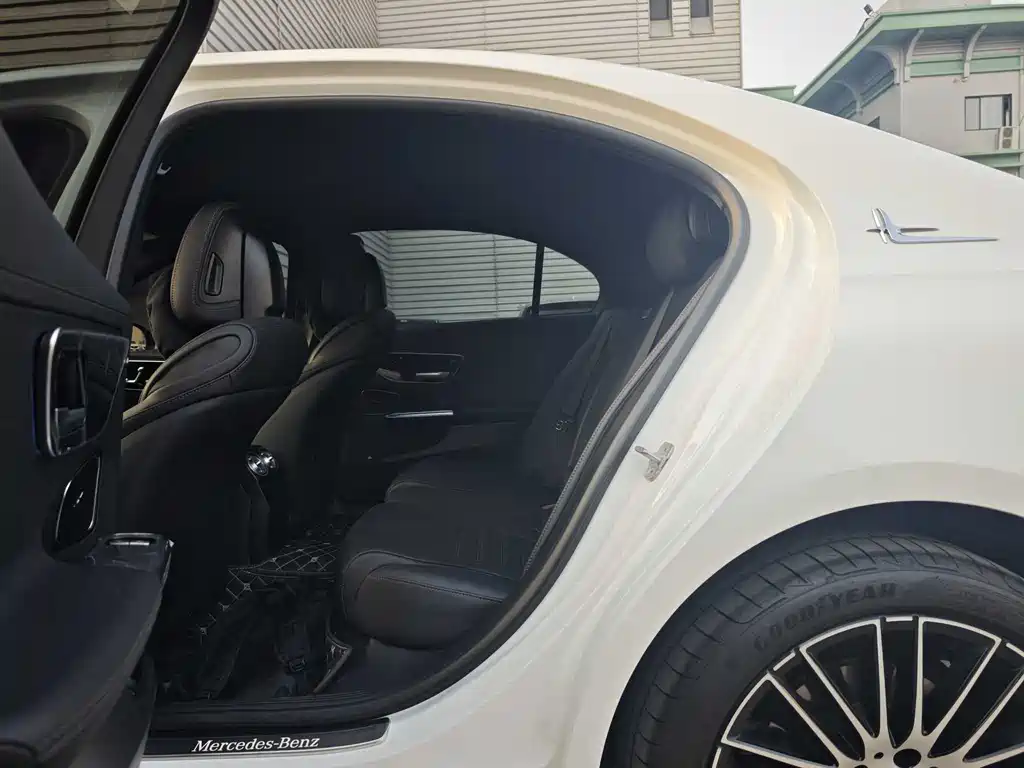 Mercedes-Benz C-Class 2025 — фото 10