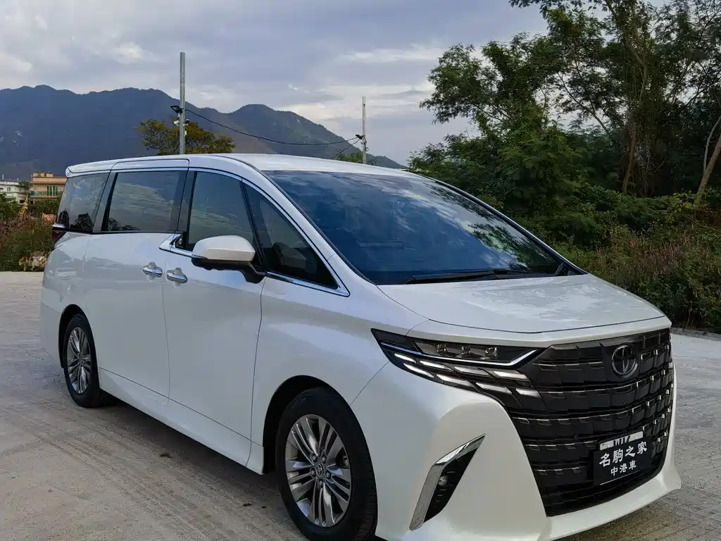 Toyota Alphard — фото 2