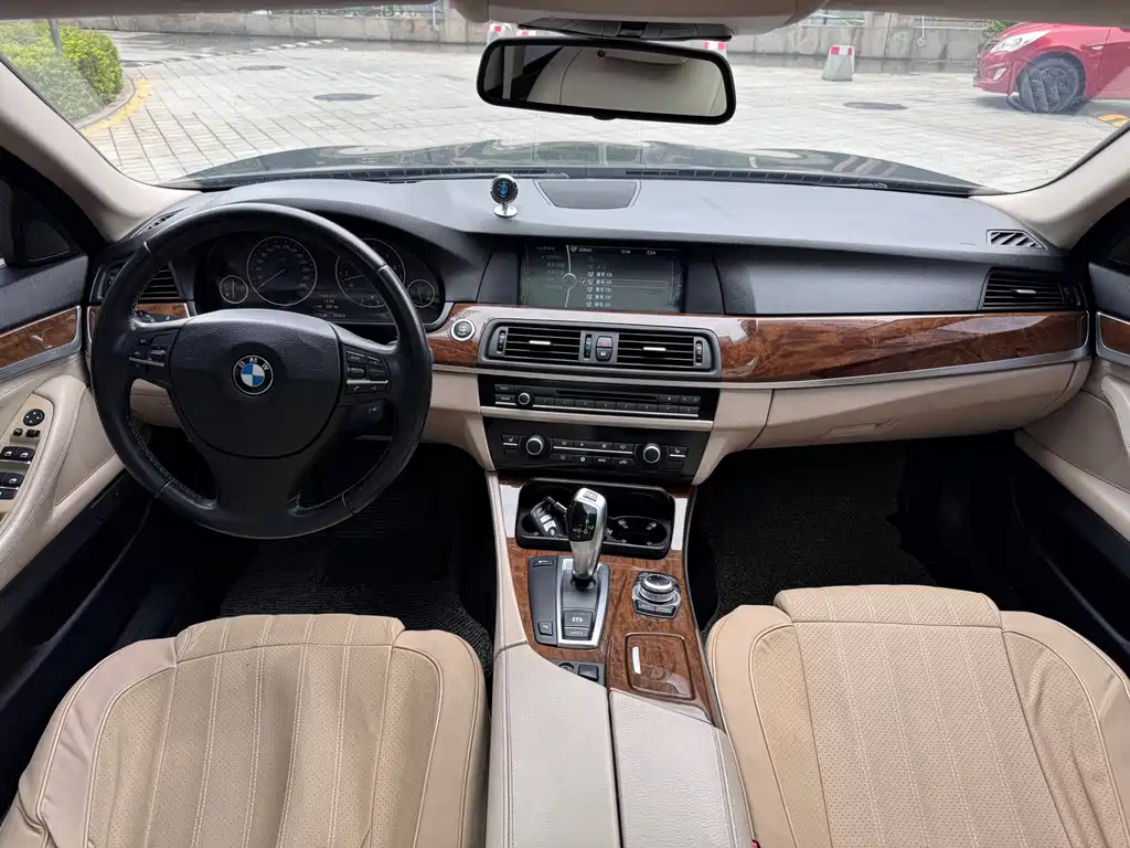 BMW 5 Series 2011 — фото 10