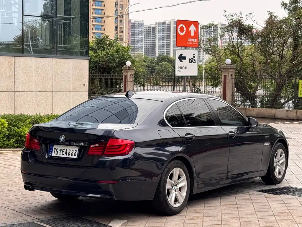 BMW 5 Series 2011 — фото 6