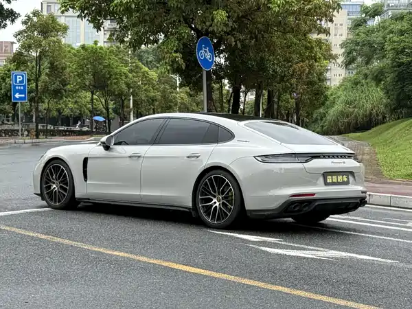 Porsche Panamera 2023