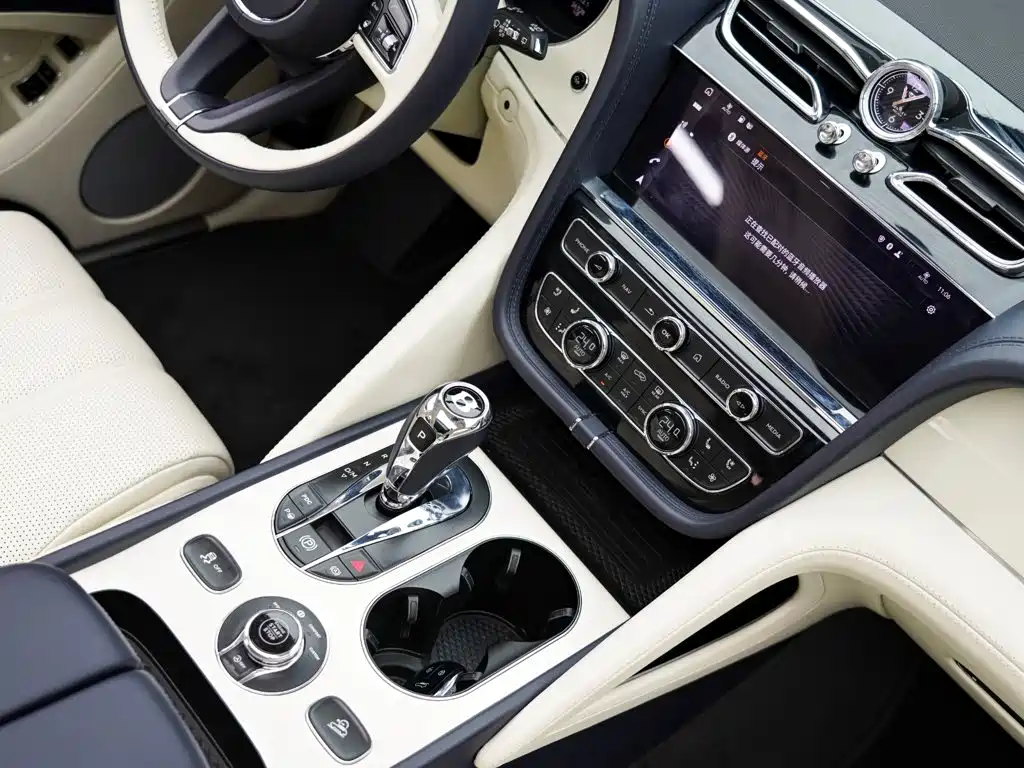 Bentley Bentayga 2023 — фото 19