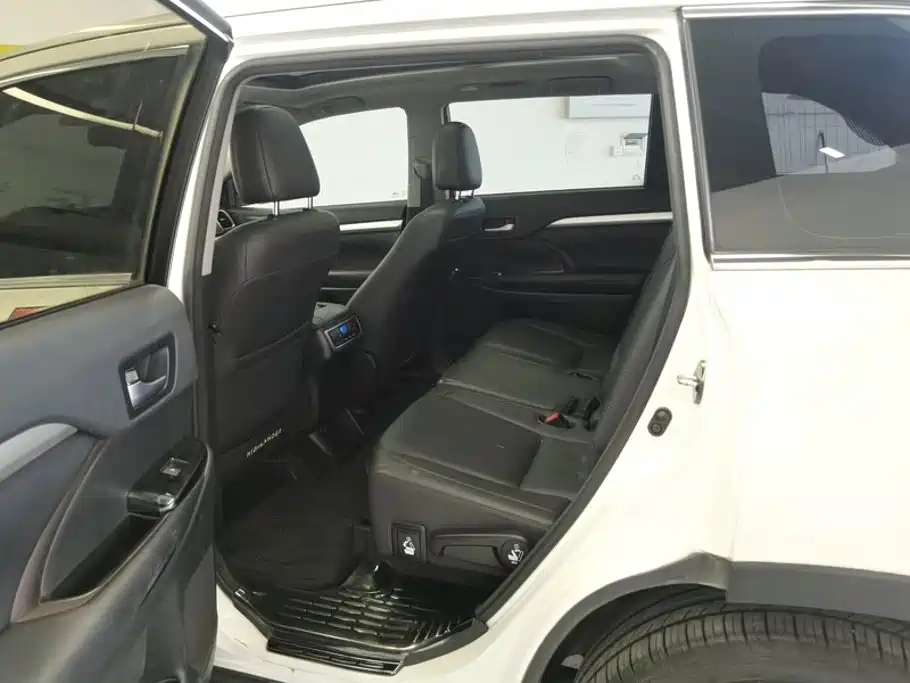 Toyota Highlander 2018 — фото 11
