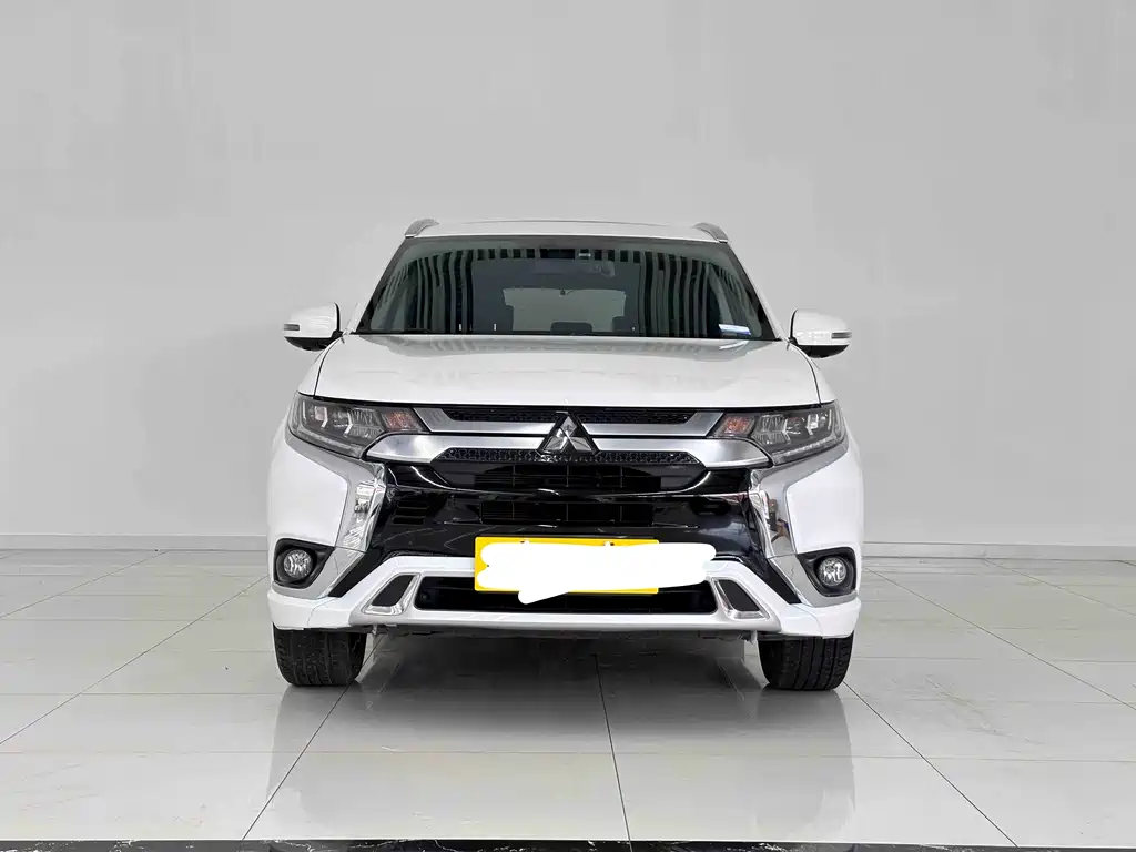 Mitsubishi Outlander 2022 — фото 2