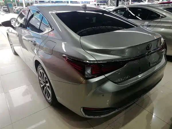 Lexus ES 2021