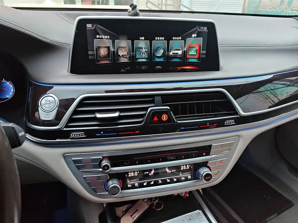 BMW 7 Series 2017 — фото 6