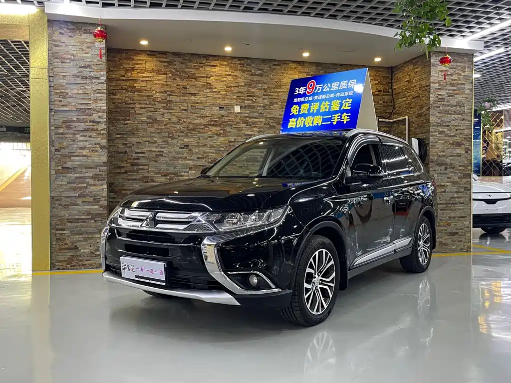 Mitsubishi Outlander 2017 — фото 1