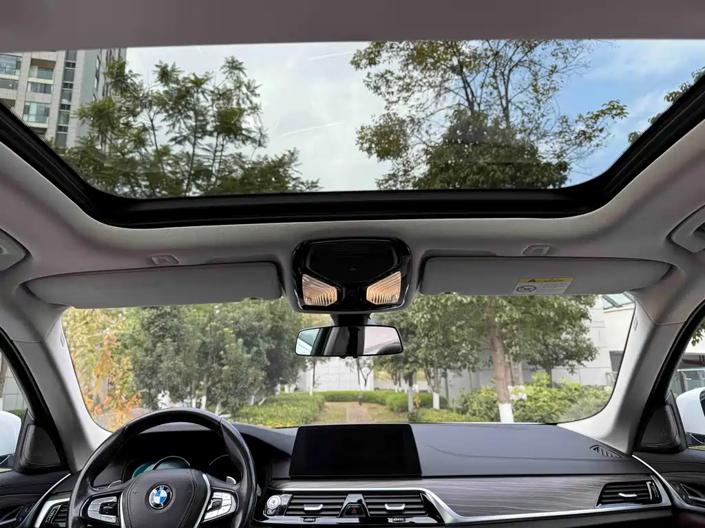 BMW 5 Series 2018 — фото 13