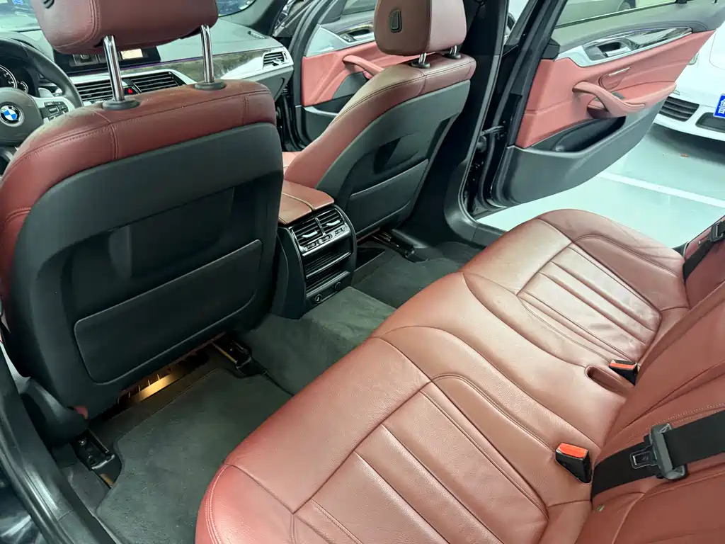 BMW 5 Series 2018 — фото 11