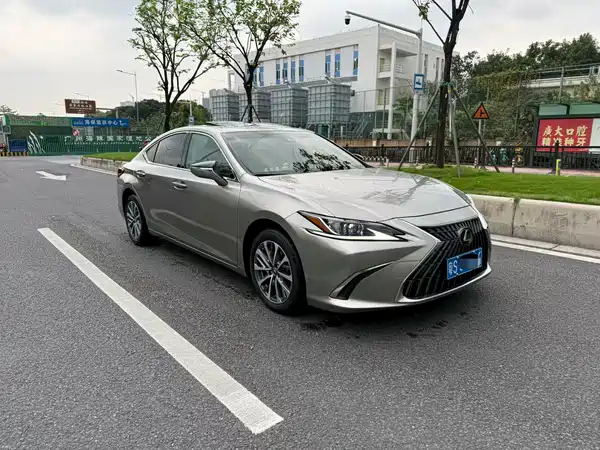 Lexus ES 2023