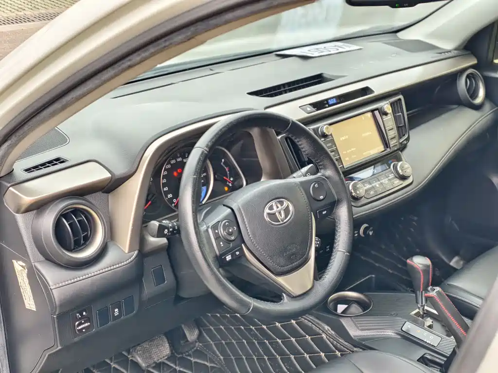 Toyota RAV4 2015 — фото 8