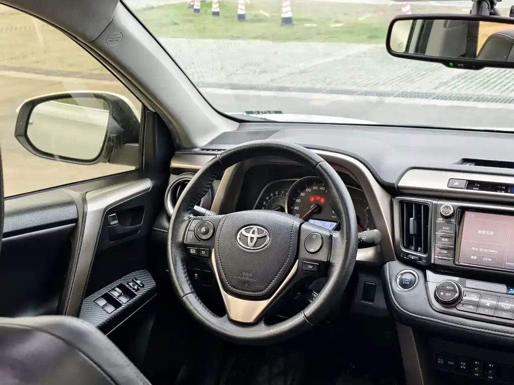 Toyota RAV4 2015 — фото 10