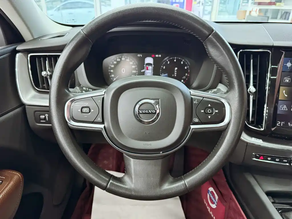 Volvo XC60 2019 — фото 12