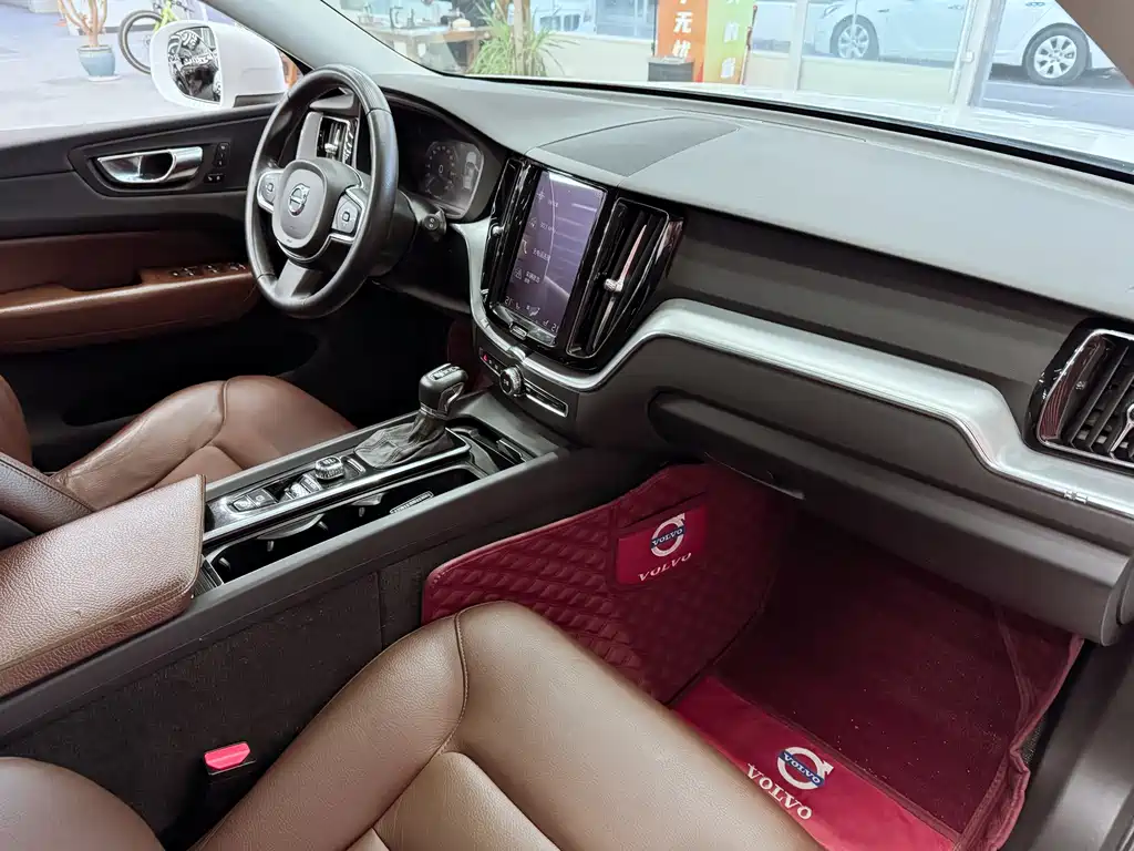 Volvo XC60 2019 — фото 18