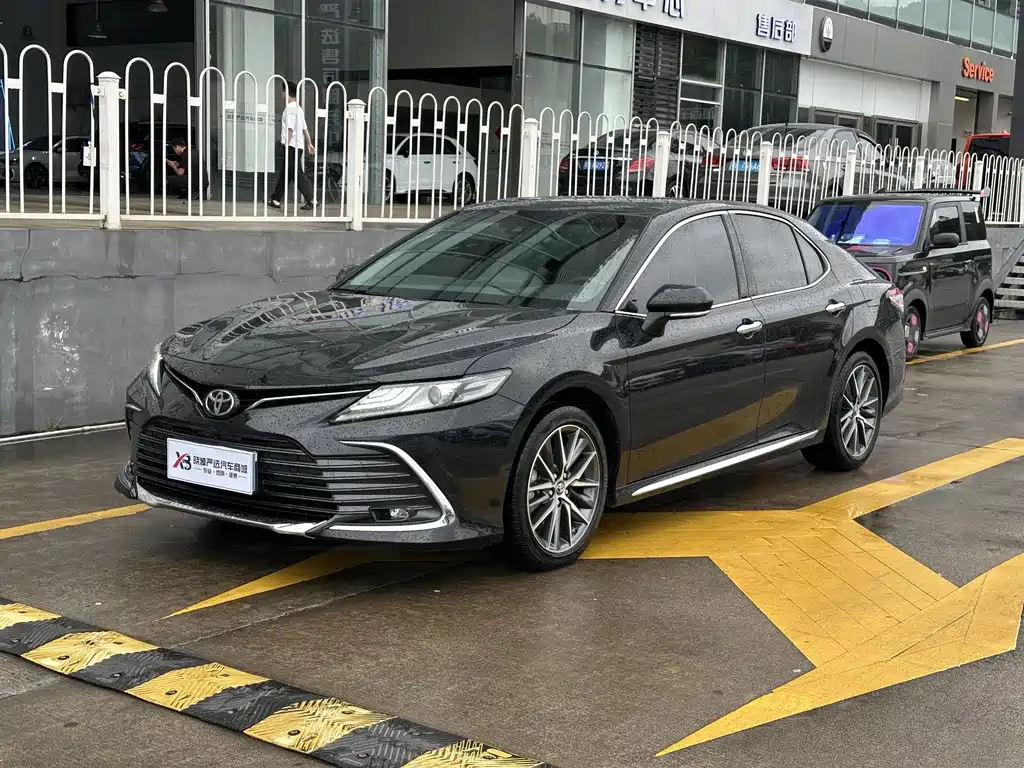 Toyota Camry 2023 — фото 1