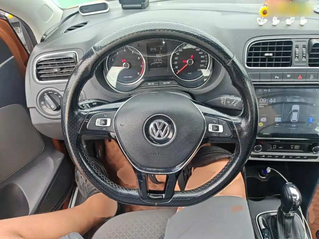 Volkswagen Polo 2015 — фото 11