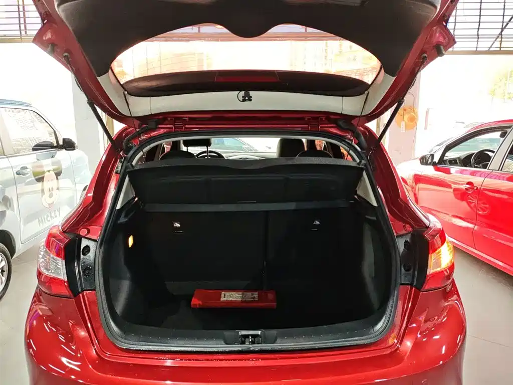 Nissan Tiida 2018 — фото 15