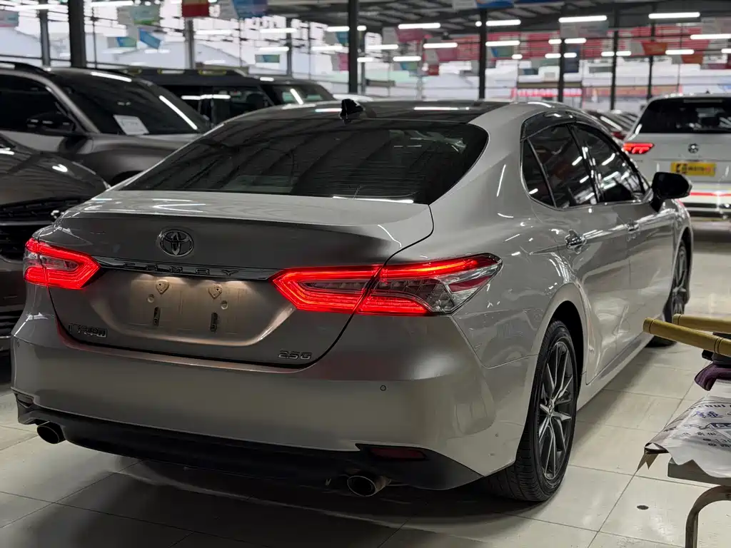Toyota Camry 2021 — фото 19